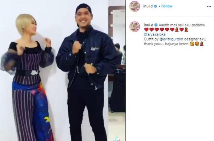 Inul Daratista goyang Tik Tok sama Arya Saloka. (Instagram/@inul.d)
