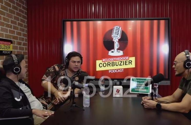 Deddy Corbuzier dimiripin Ozi Syahputra. (Youtube/DeddyCorbuzier)
