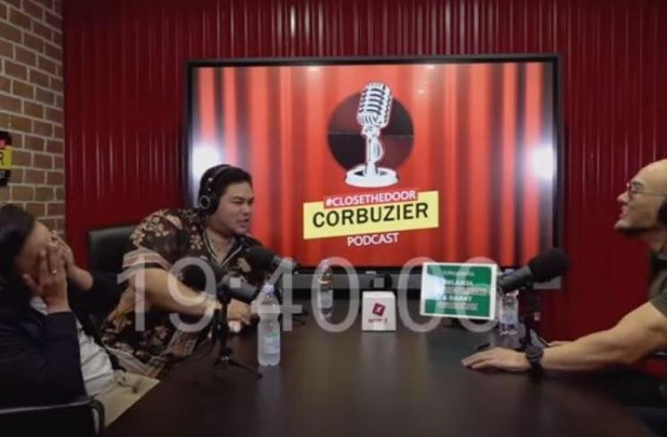 Deddy Corbuzier dimiripin Ozi Syahputra. (Youtube/DeddyCorbuzier)