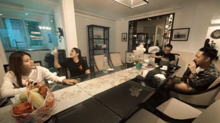 Aurel Hermansyah dipingit sebelum nikah. (Youtube/TheHermansyahA6)