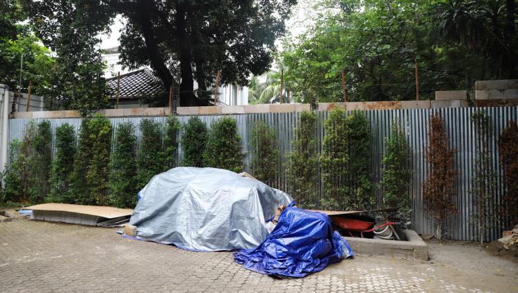 Awak media mengambil gambar tembok sepanjang 5 meter yang sengaja dibangun untuk membagi rumah Hotma Sitompul dengan Desiree Tarigan di Kawasan Cipete, Jakarta Selatan, Senin (29/3/2021). [MataMata.com/Alfian Winanto]