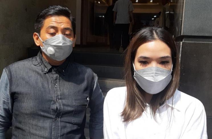 Gisella Anastasia dan pengacaranya (MataMata.com/Herwanto)