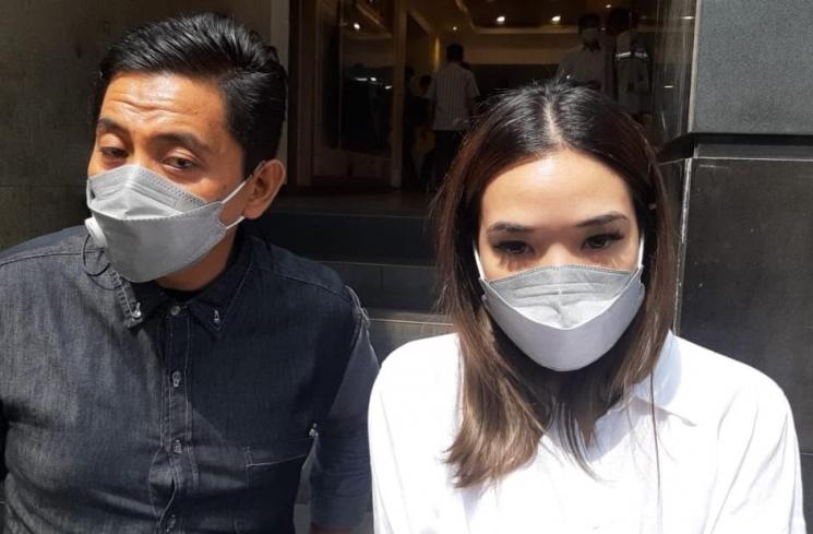 Gisella Anastasia dan pengacaranya (MataMata.com/Herwanto)