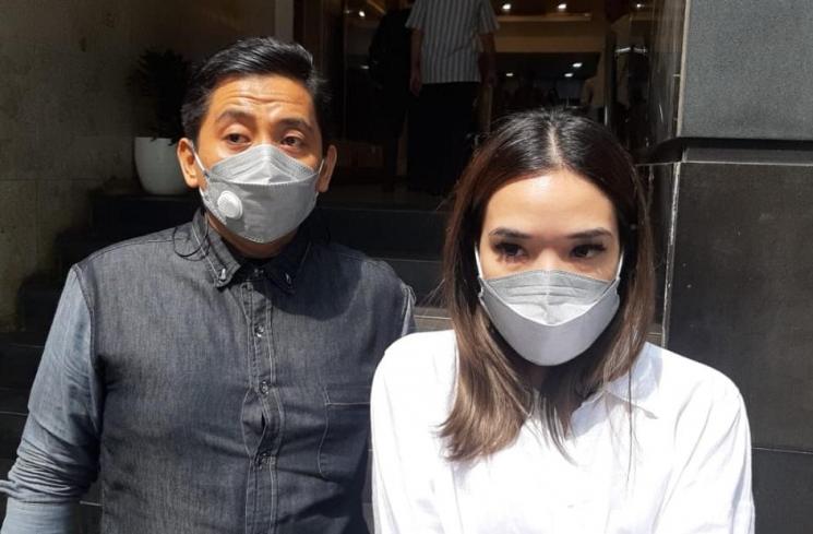 Gisella Anastasia dan pengacaranya (MataMata.com/Herwanto)
