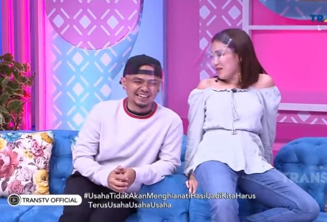 Ayu Ting Ting dan Wendy Cagur (Youtube.com)