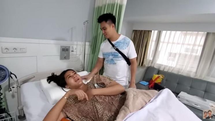 Baim Wong temani Paula Verhoeven melahirkan. (YouTube/Baim Paula)