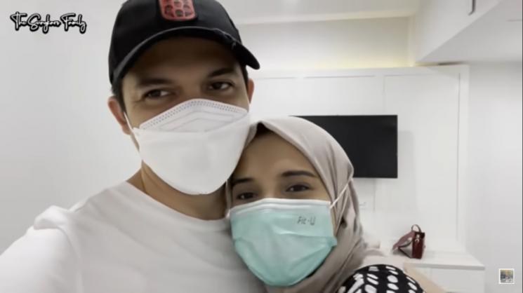 Irwansyah menemani Zaskia Sungkar lahiran. (YouTube/The Sungkars Family)