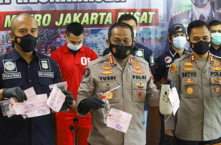 Aktor Agung Saga saat memberi pernyataan terkait kasus narkoba yang menjeratnya di Polres Metro Jakarta Pusat, Rabu (31/3/2021). [MataMata.com/Alfian Winanto]