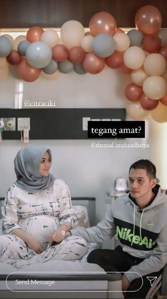 Rezky Adhitya temani istri melahirkan. (Instagram/fahmitriw)