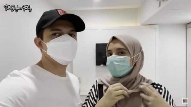 Irwansyah menemani Zaskia Sungkar lahiran. (YouTube/The Sungkars Family)