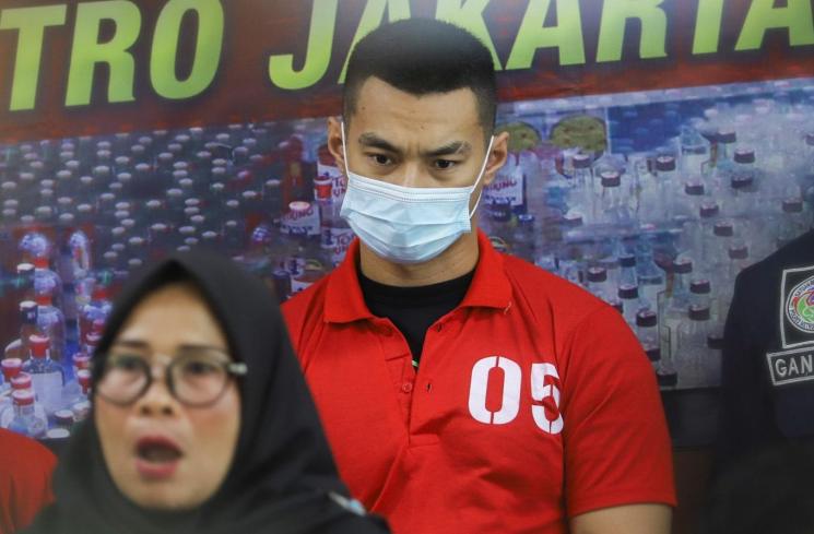 Aktor Agung Saga saat memberi pernyataan terkait kasus narkoba yang menjeratnya di Polres Metro Jakarta Pusat, Rabu (31/3/2021). [MataMata.com/Alfian Winanto]
