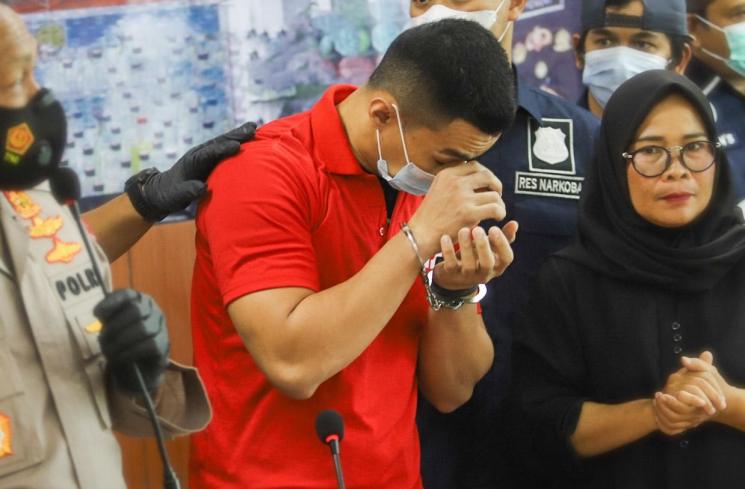 Aktor Agung Saga saat memberi pernyataan terkait kasus narkoba yang menjeratnya di Polres Metro Jakarta Pusat, Rabu (31/3/2021). [MataMata.com/Alfian Winanto]