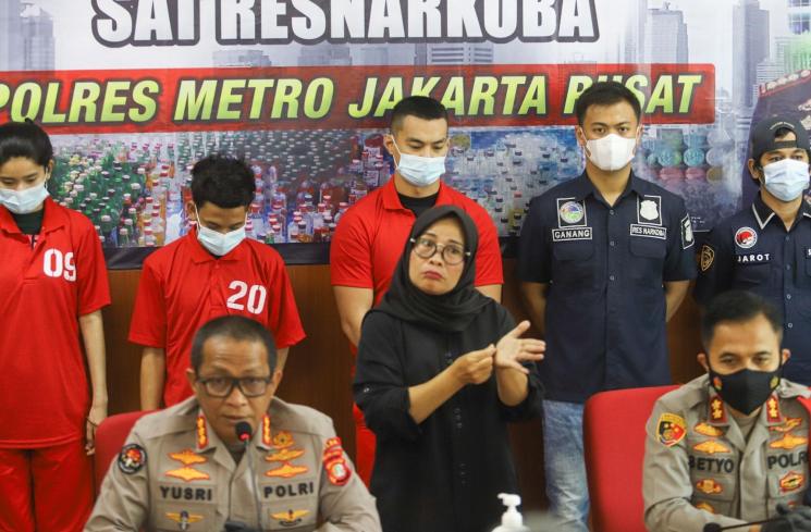 Aktor Agung Saga saat memberi pernyataan terkait kasus narkoba yang menjeratnya di Polres Metro Jakarta Pusat, Rabu (31/3/2021). [MataMata.com/Alfian Winanto]