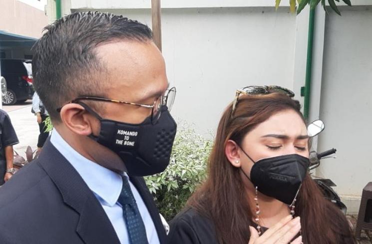 Thalita Latief bersama tim kuasa hukumnya, Maruli Tampubolon. (Matamata.com/Herwanto)