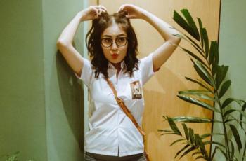 5 Penyanyi yang Sudah Jadi Ibu tapi Masih Cocok Berseragam SMA: Nindy Nyentrik Abis!
