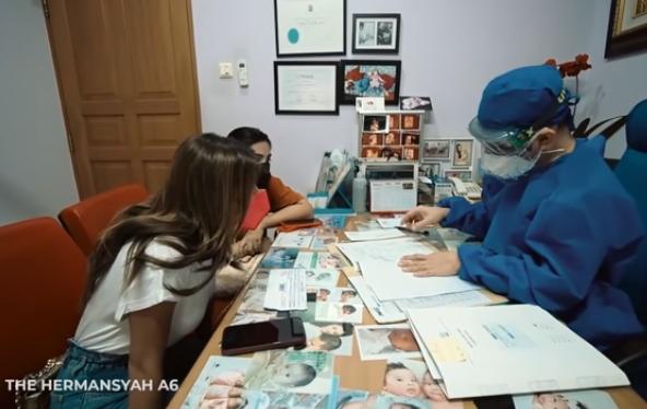 Aurel Hermansyah dan Ashanty saat kunjungi dokter kandungan (Instagram.com)