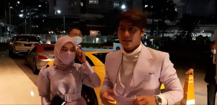 Rizky Billar dan Lesti Kejora Datang ke Pernikahan Atta - Aurel. (MataMata.com/Herwanto)