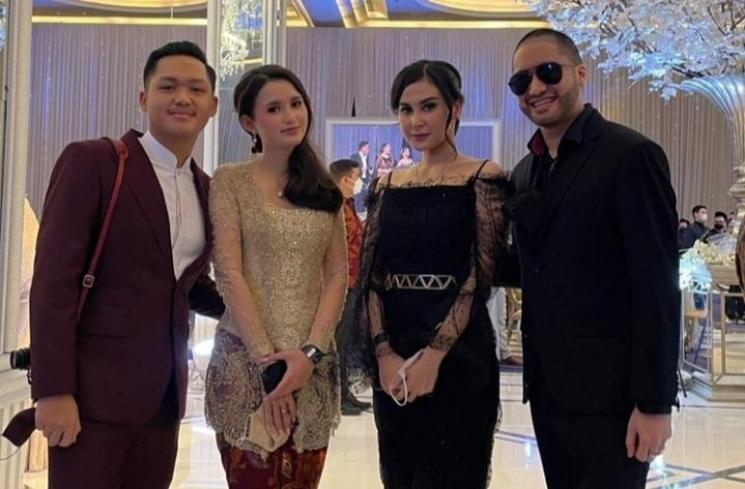 Azriel Hermansyah bersama Sarah Menzel, Kevin Aprilio dan istri (Instagram/@azriel_hermansyah)