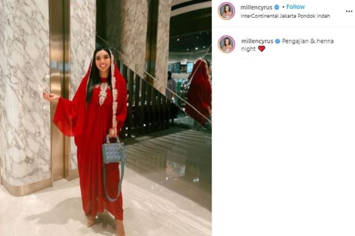 Millendaru di rangkaian pernikahan Aurel Hermansyah. (Instagram/@millencyrus)
