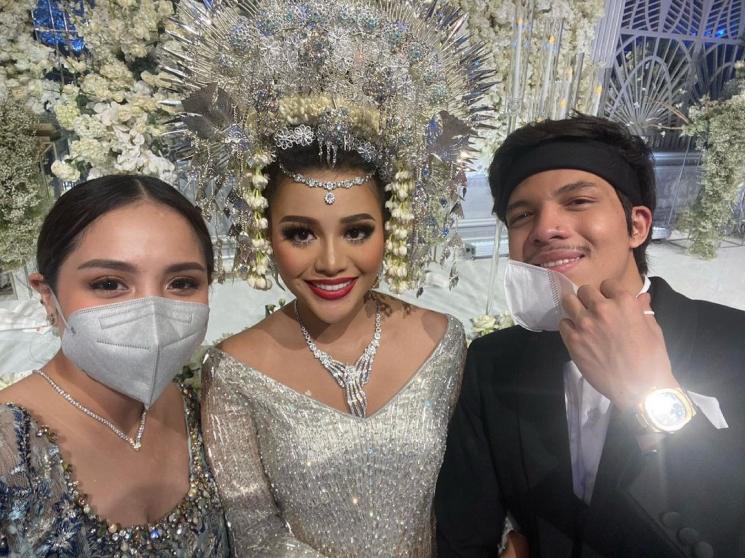 Nagita Slavina bersama Aurel Hermansyah dan Atta Halilintar (Instagram/@raffinagita1717)