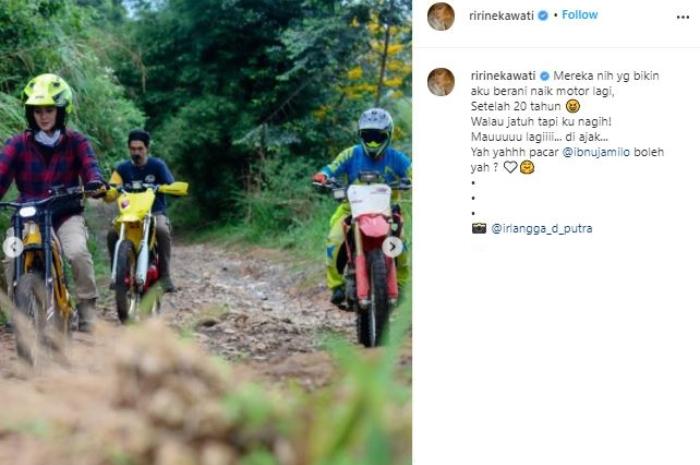 Ririn Ekawati naik motor trail. (Instagram/@ririnekawati)