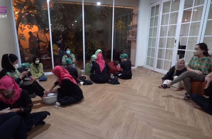 Nagita Slavina ajak karyawan menicure pedicure. (Youtube/RANSEntertainment)