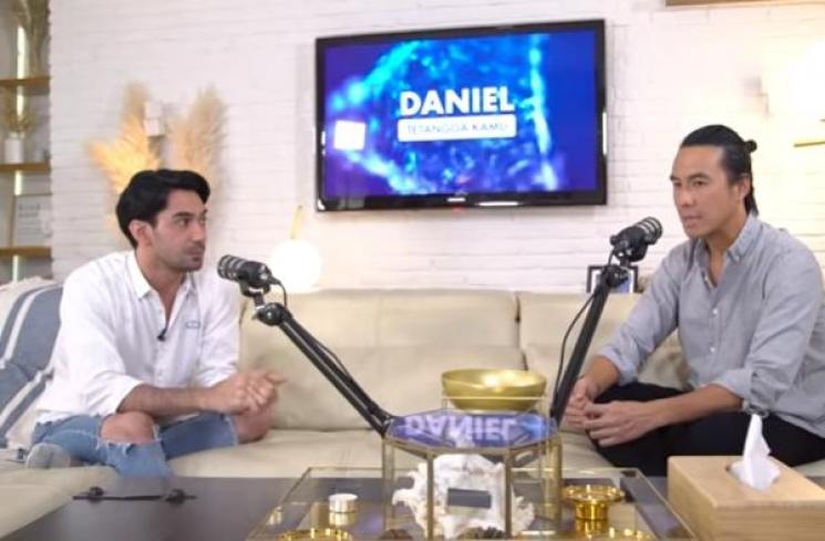 Reza Rahadian saat ngobrol bareng Daniel Mananta (Youtube.com)