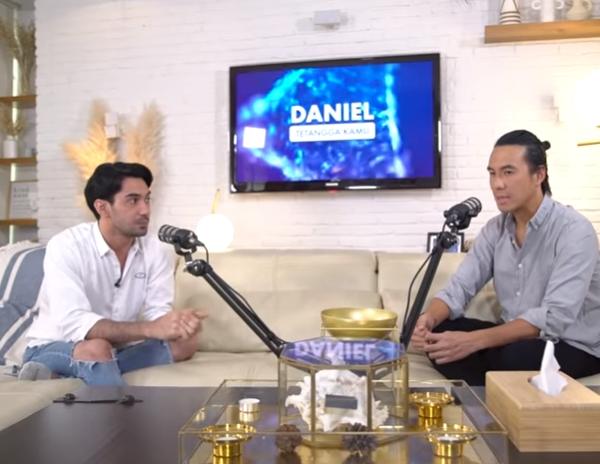Reza Rahadian saat ngobrol bareng Daniel Mananta (Youtube.com)