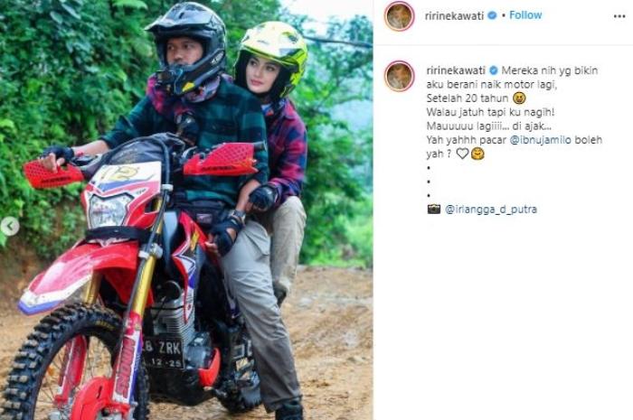 Ririn Ekawati naik motor trail. (Instagram/@ririnekawati)