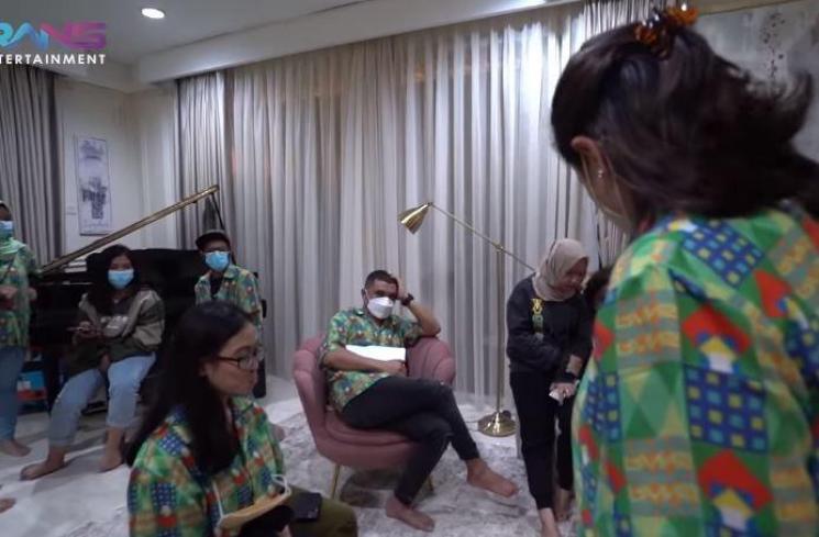 Nagita Slavina ajak karyawan menicure pedicure. (Youtube/RANSEntertainment)