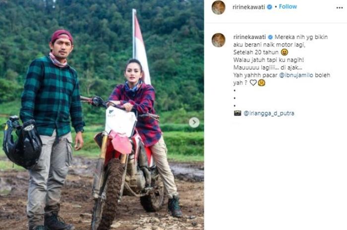 Ririn Ekawati naik motor trail. (Instagram/@ririnekawati)
