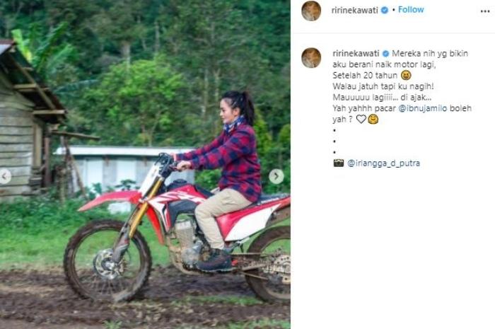 Ririn Ekawati naik motor trail. (Instagram/@ririnekawati)