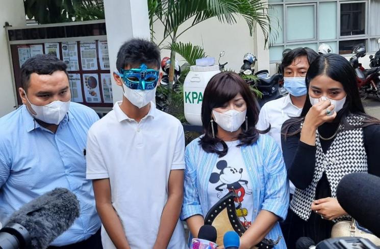 Yuyun Sukawati dan putranya, HAW (mengenakan topeng) yang berusia empat tahun mengadu ke KPAI karena menerima kekerasan dari sang suami, Fadjar Umbara, Rabu (7/4/2021). (Matamata.com/Ismail)