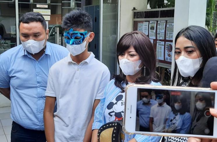 Yuyun Sukawati dan putranya, HAW (mengenakan topeng) yang berusia empat tahun mengadu ke KPAI karena menerima kekerasan dari sang suami, Fadjar Umbara, Rabu (7/4/2021). (Matamata.com/Ismail)