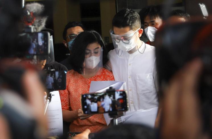 Istri Pengacara Hotma Sitompul, Desiree Tarigan usai melaporkan suaminya dengan dugaan pencemaran nama baik di Polres Metro Jakarta Selatan, Rabu (7/4/2021). [Matamata.com/Alfian Winanto]