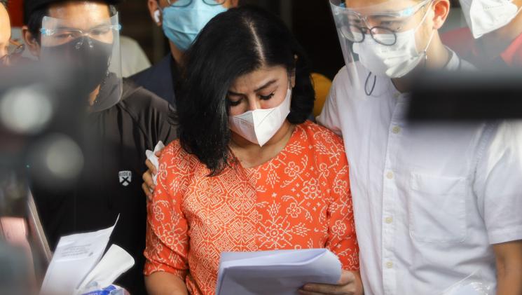 Istri Pengacara Hotma Sitompul, Desiree Tarigan usai melaporkan suaminya dengan dugaan pencemaran nama baik di Polres Metro Jakarta Selatan, Rabu (7/4/2021). [Matamata.com/Alfian Winanto]