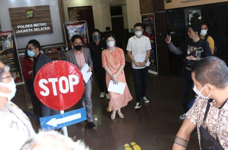 Istri Pengacara Hotma Sitompul, Desiree Tarigan usai melaporkan suaminya dengan dugaan pencemaran nama baik di Polres Metro Jakarta Selatan, Rabu (7/4/2021). [Matamata.com/Alfian Winanto]