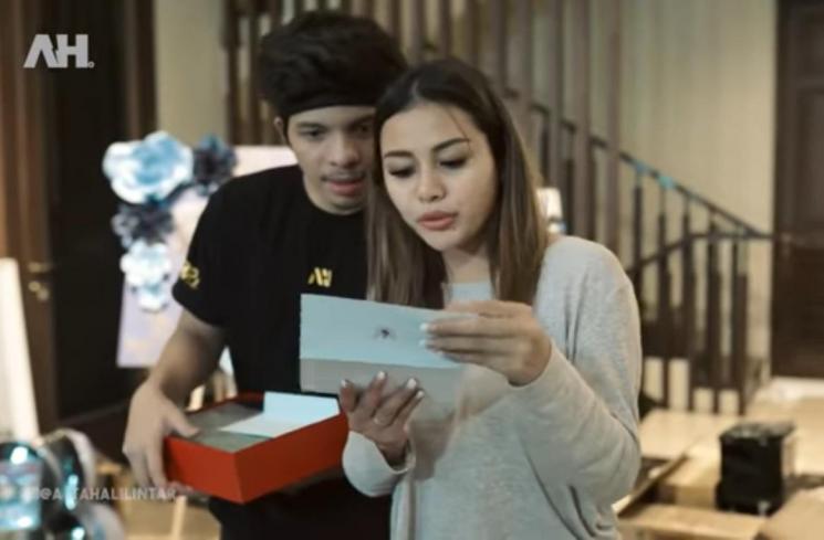 Atta Halilintar dan Aurel Hermansyah buka kado dari Presiden Jokowi. (YouTube/Atta Halilintar)