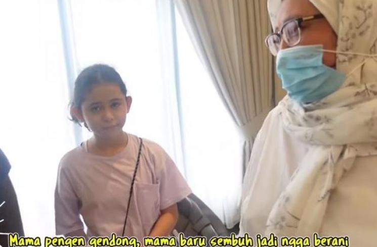 Fanny Bauty ketemu cucu. (Youtube/TheSungkarsFamily)