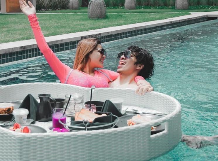 Aurel Hermansyah dan Atta Halintar semringah di kolam renang. [Instagram]