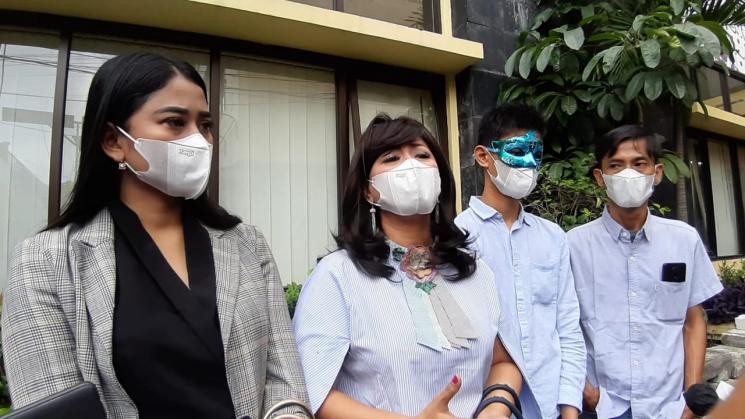 Yuyun Sukawati dan Pengacara Lissa V. (MataMata.com/Yuliani)