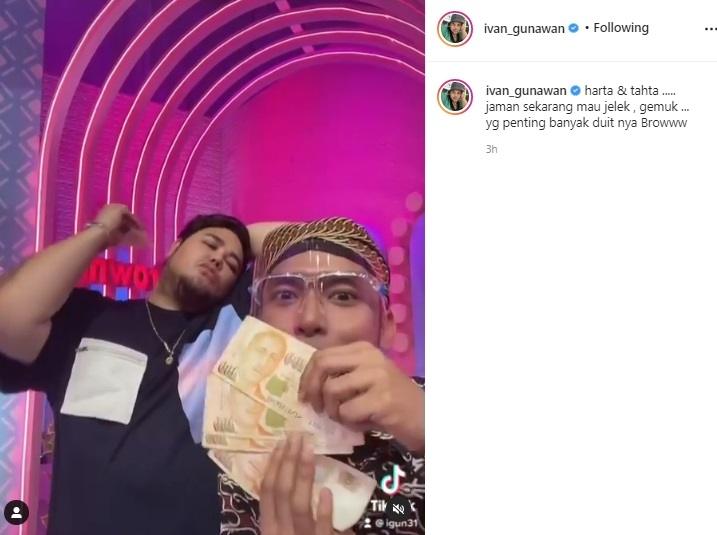 Ivan Gunawan bagi-bagi duit. (Instagram/@ivan_gunawan)