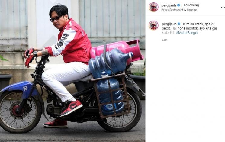 Gofar Hilman jadi tukang antar galon dan gas. (Instagram/@pergijauh)