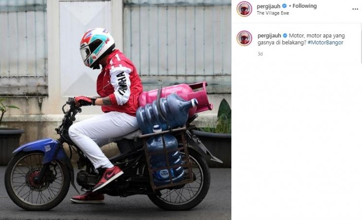 Gofar Hilman jadi tukang antar galon dan gas. (Instagram/@pergijauh)