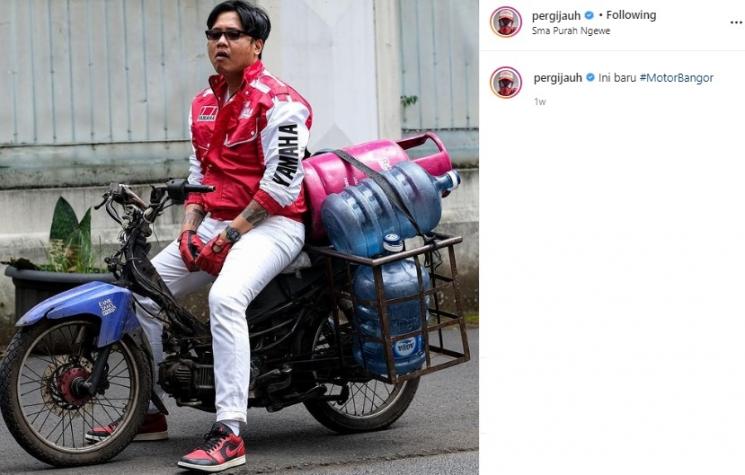 Gofar Hilman jadi tukang antar galon dan gas. (Instagram/@pergijauh)