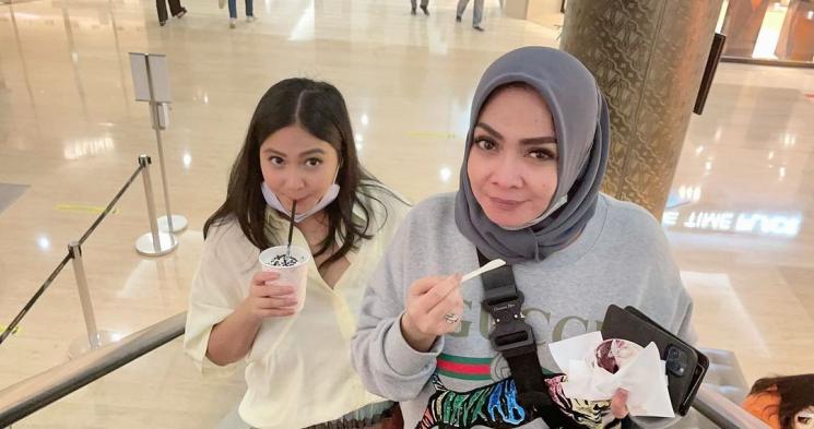 Mama Rieta dan Caca Tengker. (Instagram/@rieta_amilia)