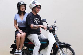 3 Potret Gofar Hilman Jadi Tukang Antar Galon dan Gas: Outfit Sama Motor Mahalan Outfitnya