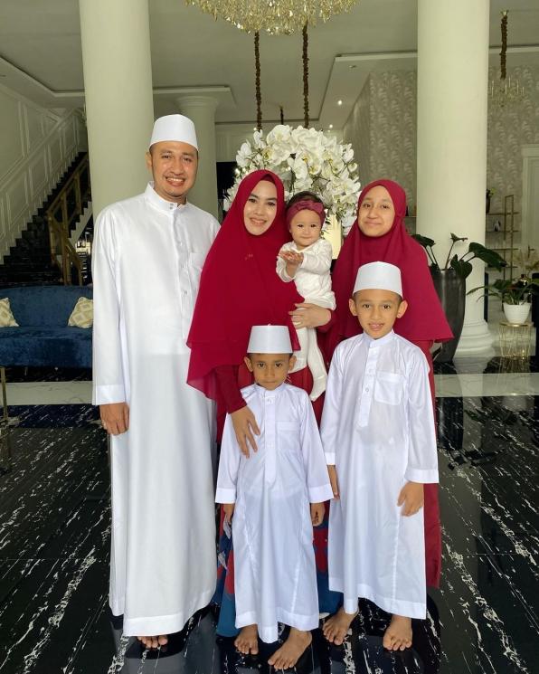 Kartika Putri, Habib Usman Bin Yahya dan anak-anak (Instagram/@kartikaputriworld)