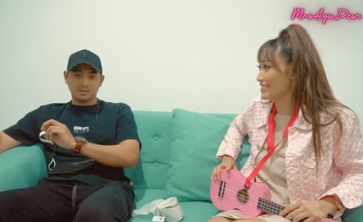 Arya Saloka ogah dipijit istri. (Youtube/MrsAyuDewi)
