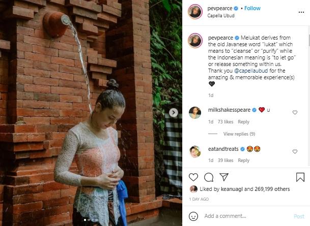 Pevita Pearce jalani upacara melukat (Instagram.com)